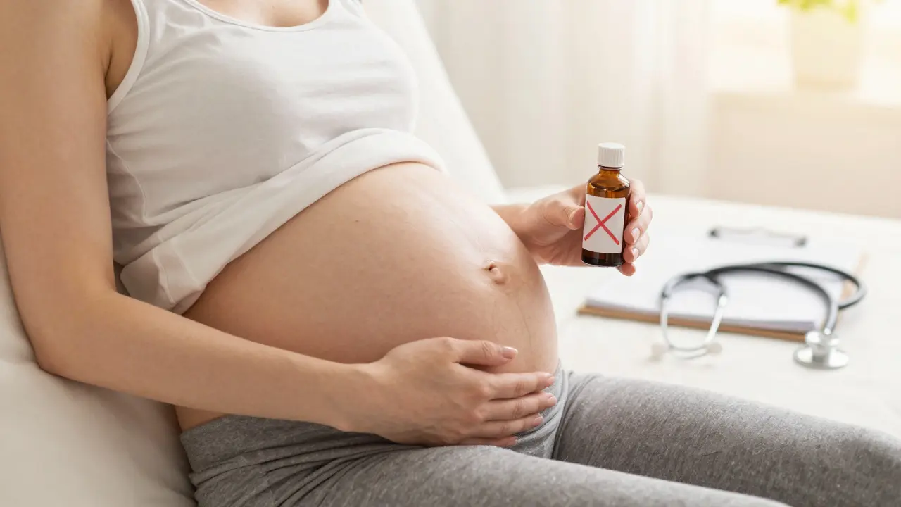 Schwangere Frau mit CBD-Flasche, die durch einen roten Strich durchgestrichen ist, sanftes Licht im Hintergrund.